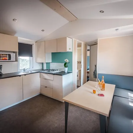 Le Roucan West Kemping Vias